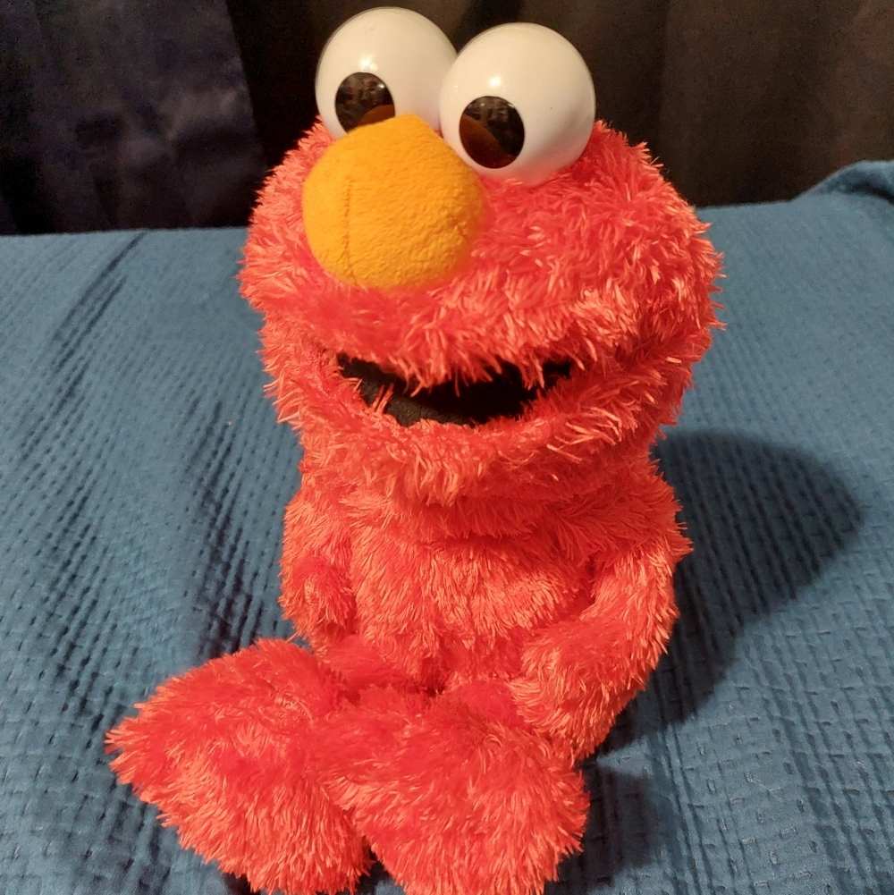 2018 Hasbro Sesame Street Love To Hug Elmo Plush Spanish And English